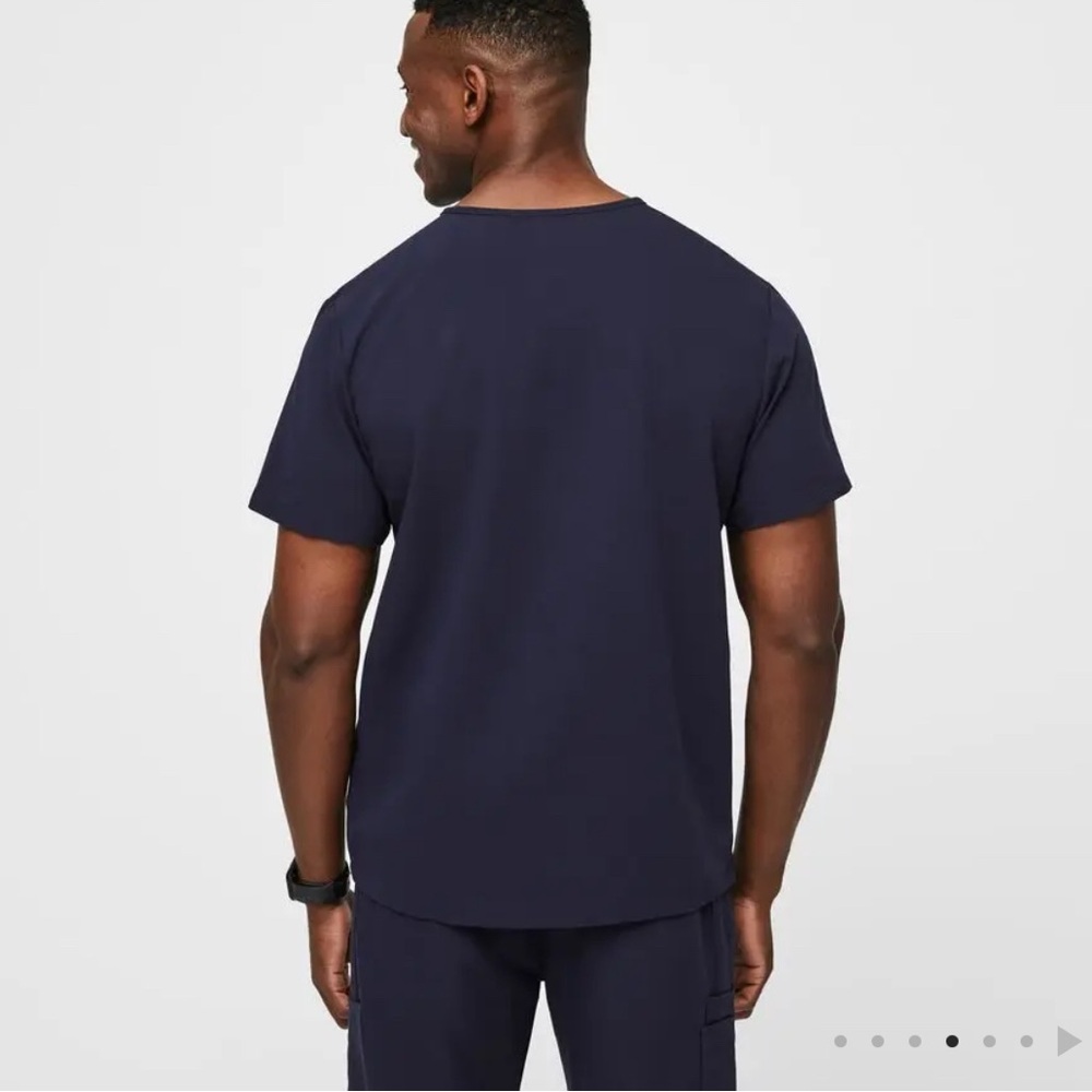 FIGS LEON Three-Pocket Scrub Top - Picture 3 of 5